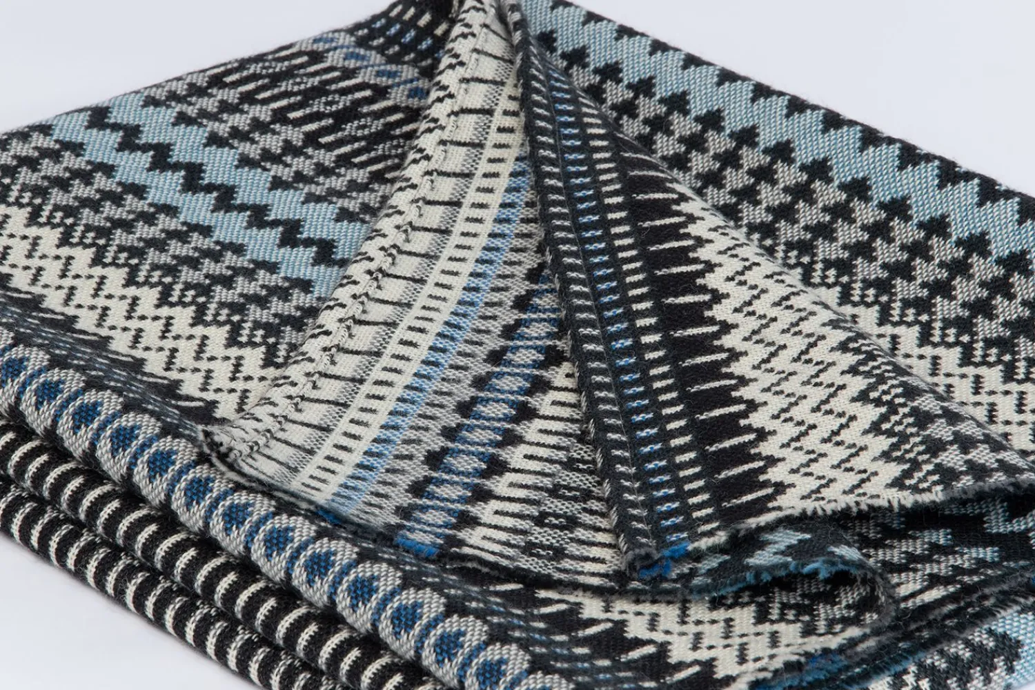 Blankets & Throws^Donna Wilson Static Throw - Blue Pearl